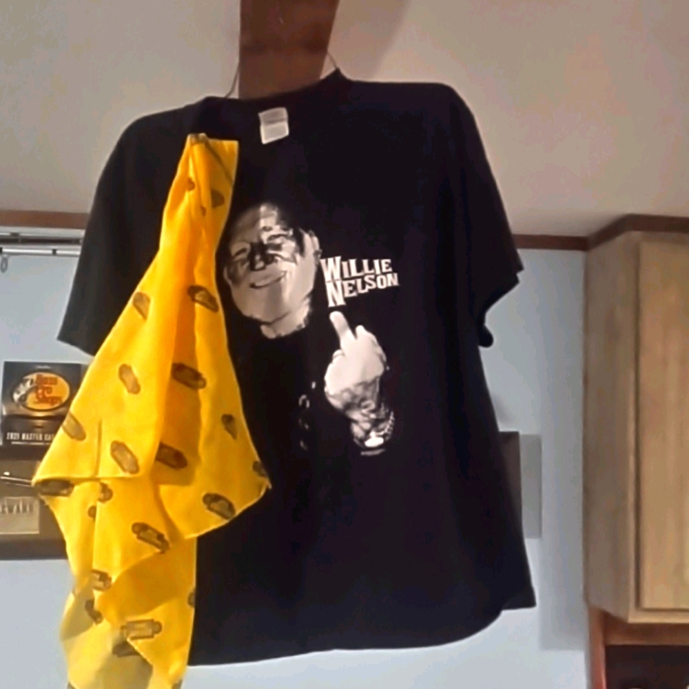 *Vintage willie nelson tee* plus JoSeCuervobandana